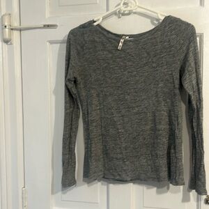 Light-weight gray banana long sleeve linen t-shirt
